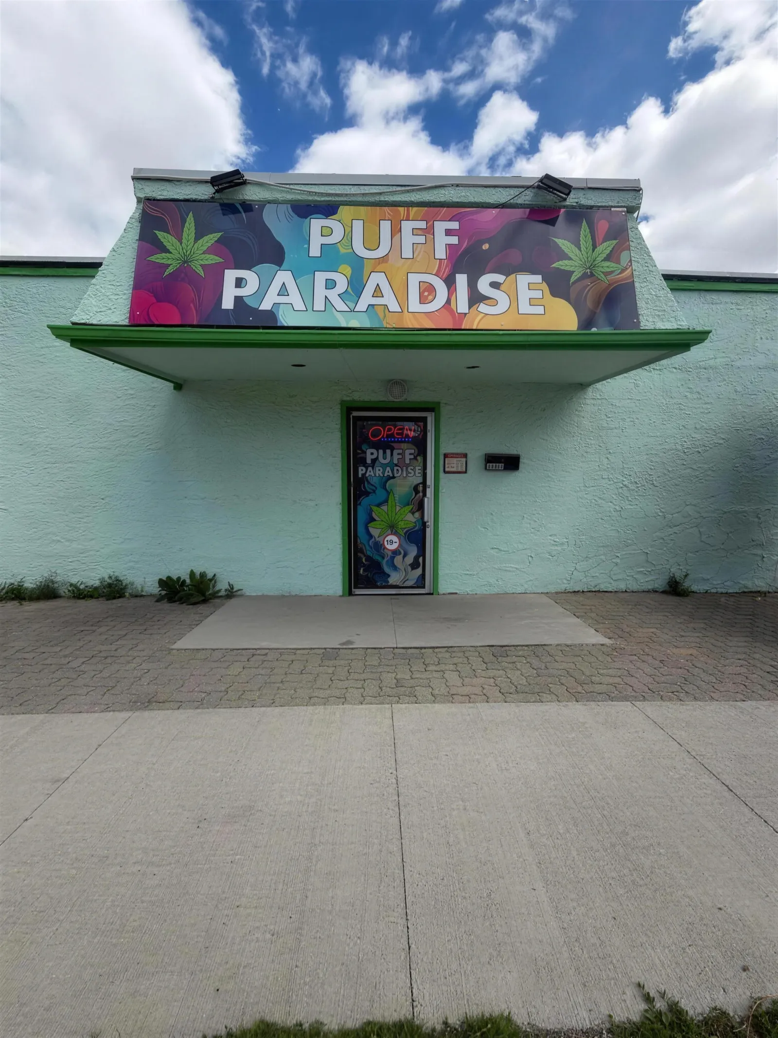 Puff Paradise storefront on Ellice Ave, Winnipeg